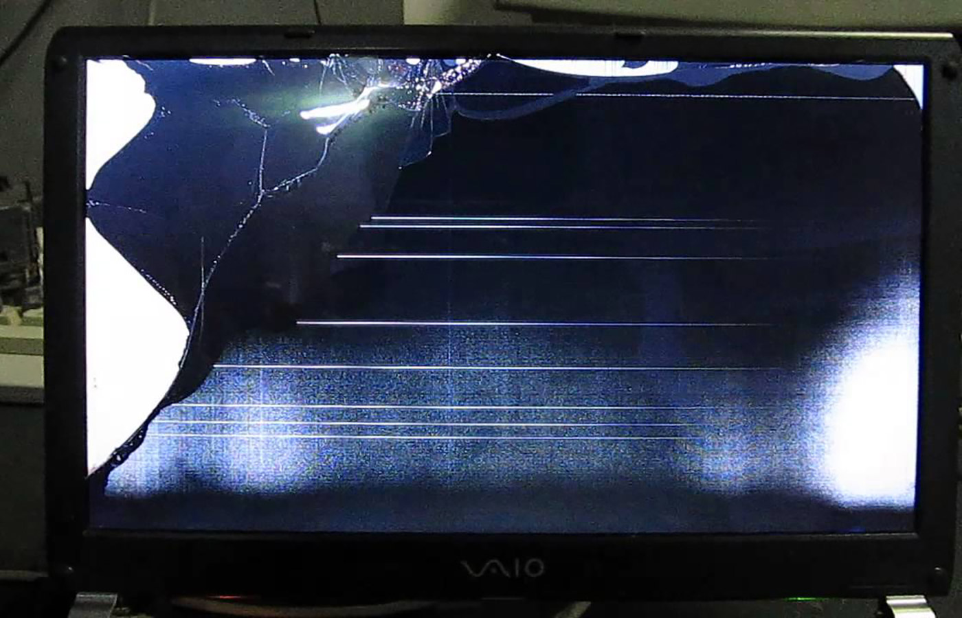 Трещина экрана телевизора. Сломанный монитор. Разбитый телевизор. Разбитый экран телевизора. Разбитый монитор.